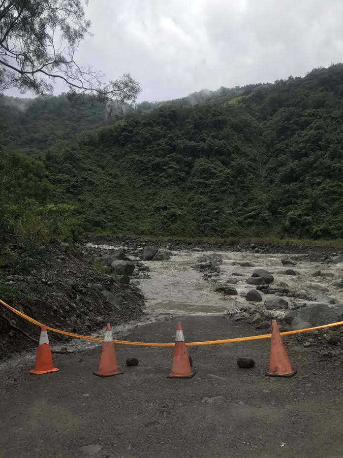 嘉義縣阿里山豐山村連絡便道因溪水暴漲，中斷對外交通，經消防局確認後，並無居民受困，虛驚一場。 圖：嘉義縣政府/提供