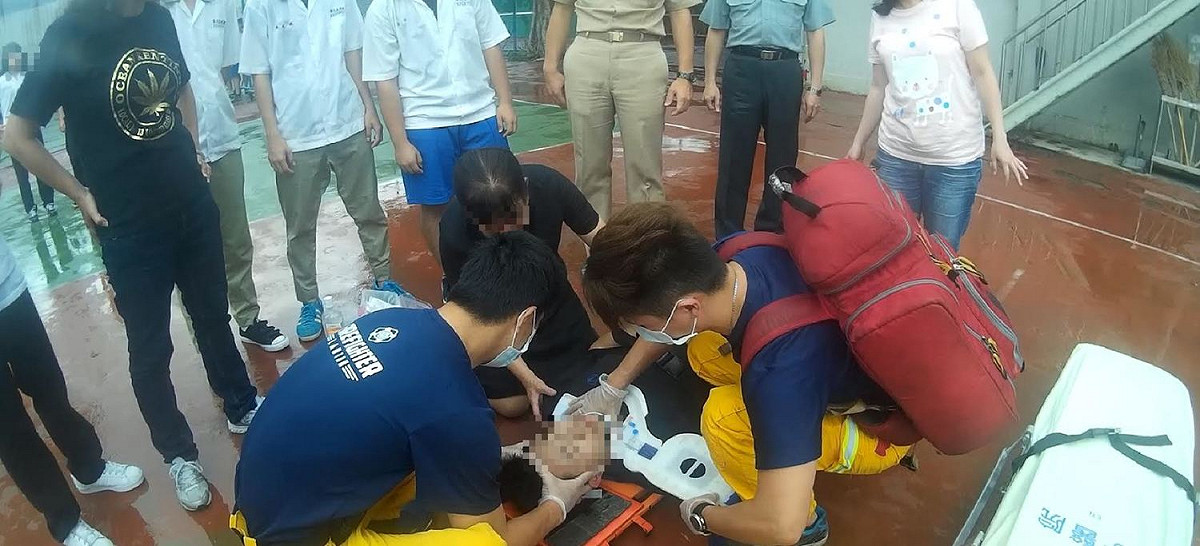 豪大雨來襲，嘉義市一名高中生在雨中打球，結果滑倒受傷。 圖：嘉義市政府/提供