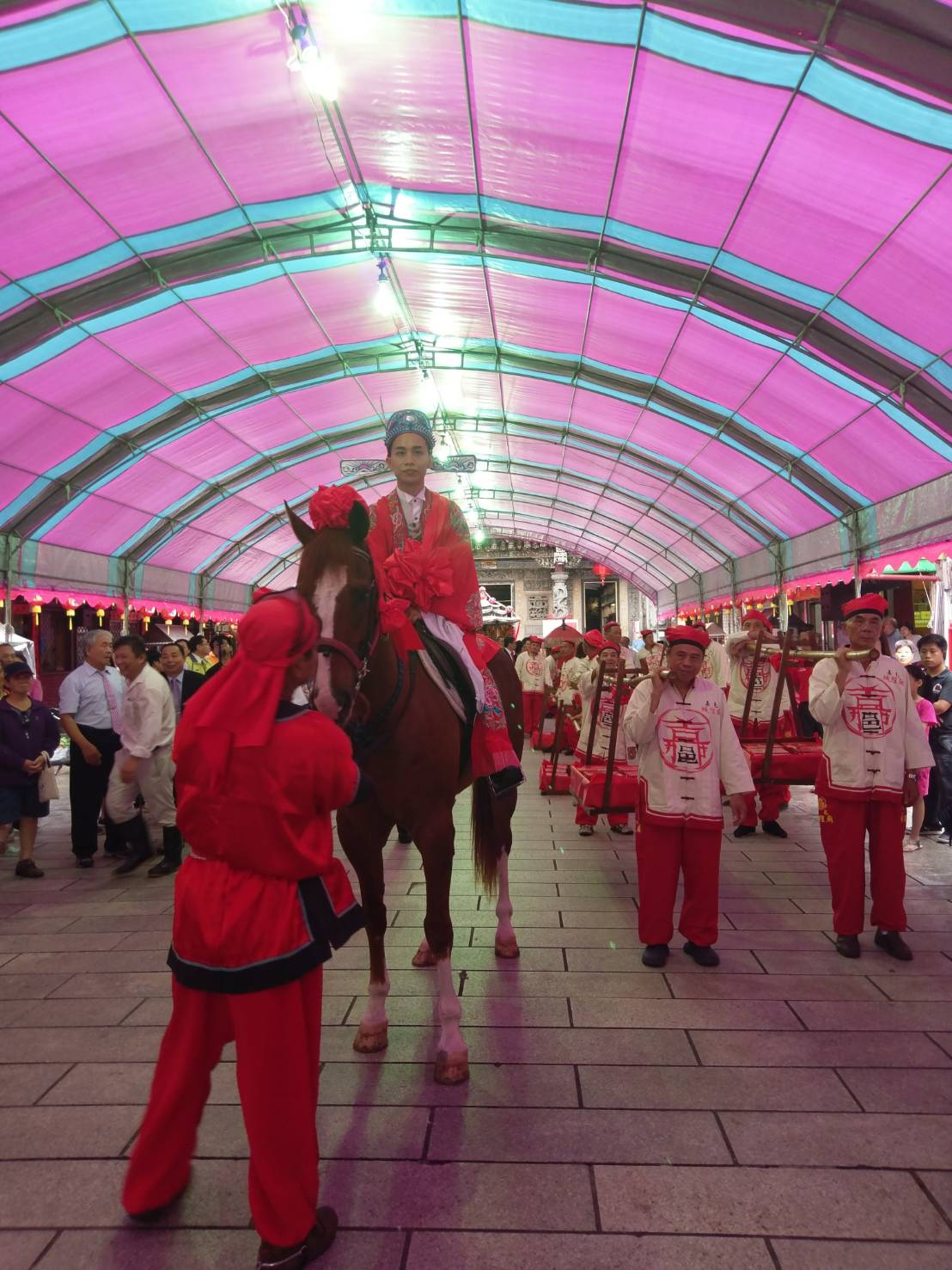 嘉義市城隍爺嫁女兒，全程依古禮進行，新郎騎駿馬迎娶。 圖：嘉義市城隍廟/提供