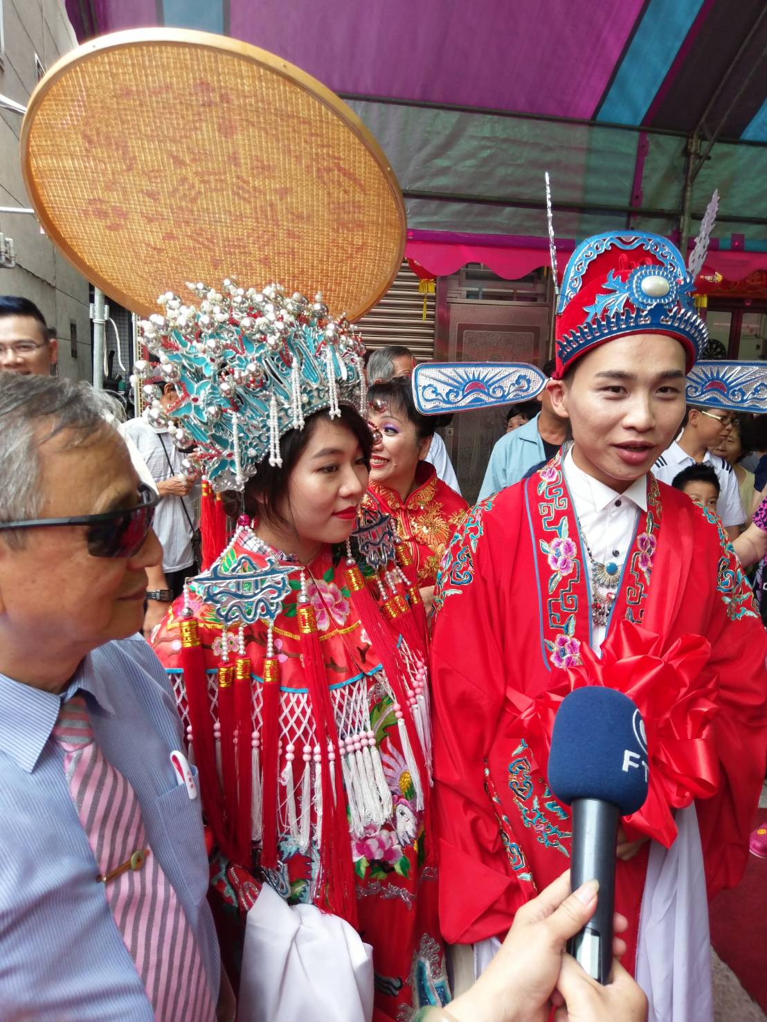 嘉義市城隍爺嫁女兒，新郎陳昭宇與新娘石佳庭。 圖：嘉義市城隍廟/提供
