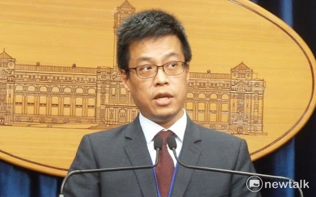 總統府發言人黃重諺12日回應郝明義等人對於前瞻基礎建設計畫的質疑。 圖：新頭殼資料照片