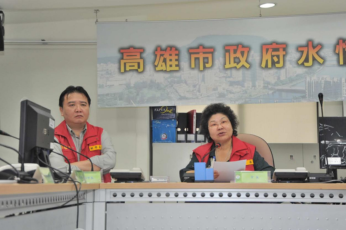 高雄市長陳菊今(2)日下午召開「0601豪雨應變中心第一次工作會議」會中指示豪雨應變中心，今晚八時提升為二級開設。 圖:高雄市政府提供