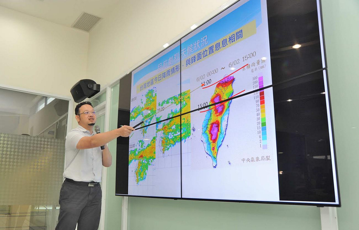 高雄市長陳菊今(2)日下午召開「0601豪雨應變中心第一次工作會議」會中指示豪雨應變中心，今晚八時提升為二級開設。 圖:高雄市政府提供
