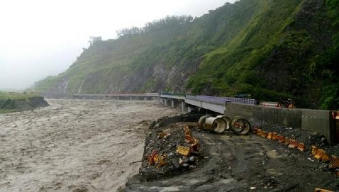 高雄山區暴雨造成溪水暴漲，包括台20線勤和至復興路 段、寶來一橋，以及台29線那瑪夏至五里埔路段，實施預警性封閉，4日中午開放通行。 圖：新頭殼資料照片
