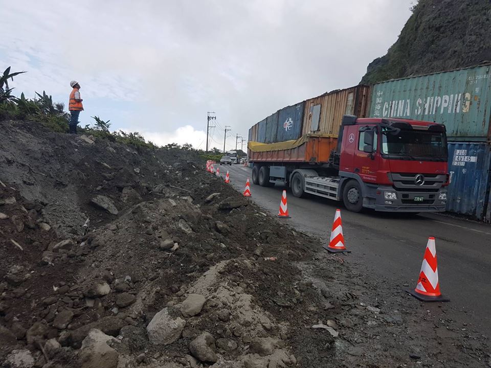 ０５月３１日蘇花公路台9線112.6K九宮里災害路段，自6月1日起已，可限時段每日單線通車兩小時 圖：翻攝自交通部臉書