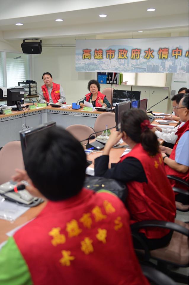 高雄市府團隊在市長陳菊主持下於災防中心召開「0601豪雨第一次工作會報」. 圖:高雄市政府提供