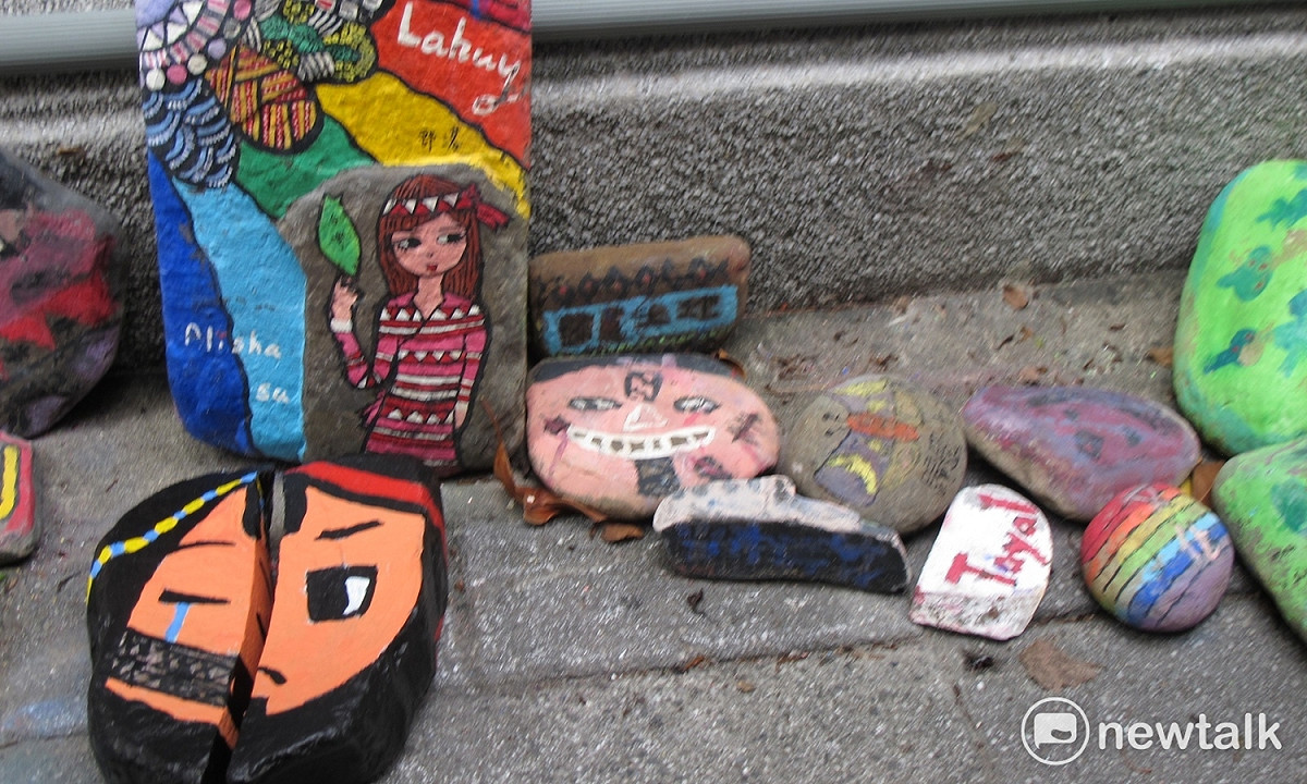 原住民小朋友彩繪石頭，破裂的土地與哭泣的臉孔。 圖：林朝億/攝