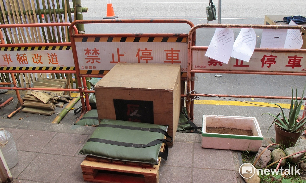 五月底左右，警方突然將柵欄用鐵絲鎖上，讓抗爭的原住民僅能透過木箱堆出的矮梯進出。 圖：林朝億/攝