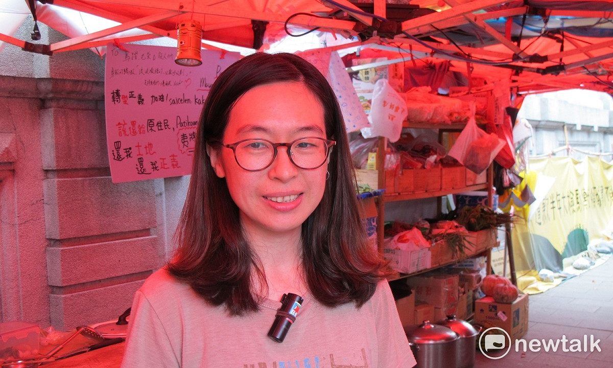 來自台東的凱希主動到凱道協助抗爭的援助原住民煮午餐、晚餐。 圖：林朝億/攝