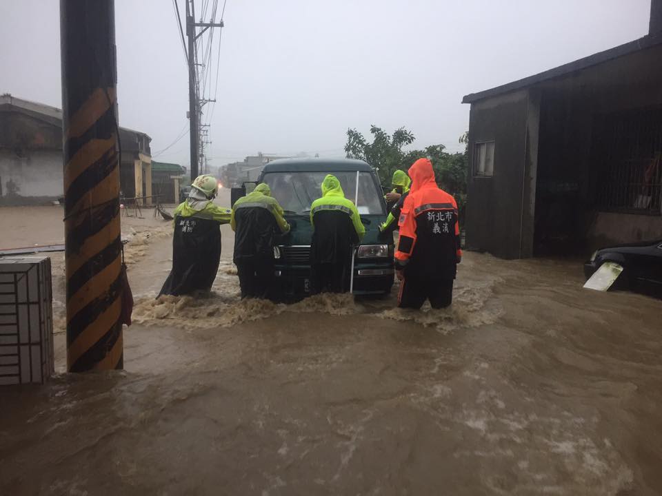 今日（3）鋒面持續肆虐，這波結構結實的滯留鋒正緩慢往南移動，伴隨強勁西南氣流在台灣上空徘徊不去。 圖：翻攝自 新北消防發爾麵 粉絲專頁