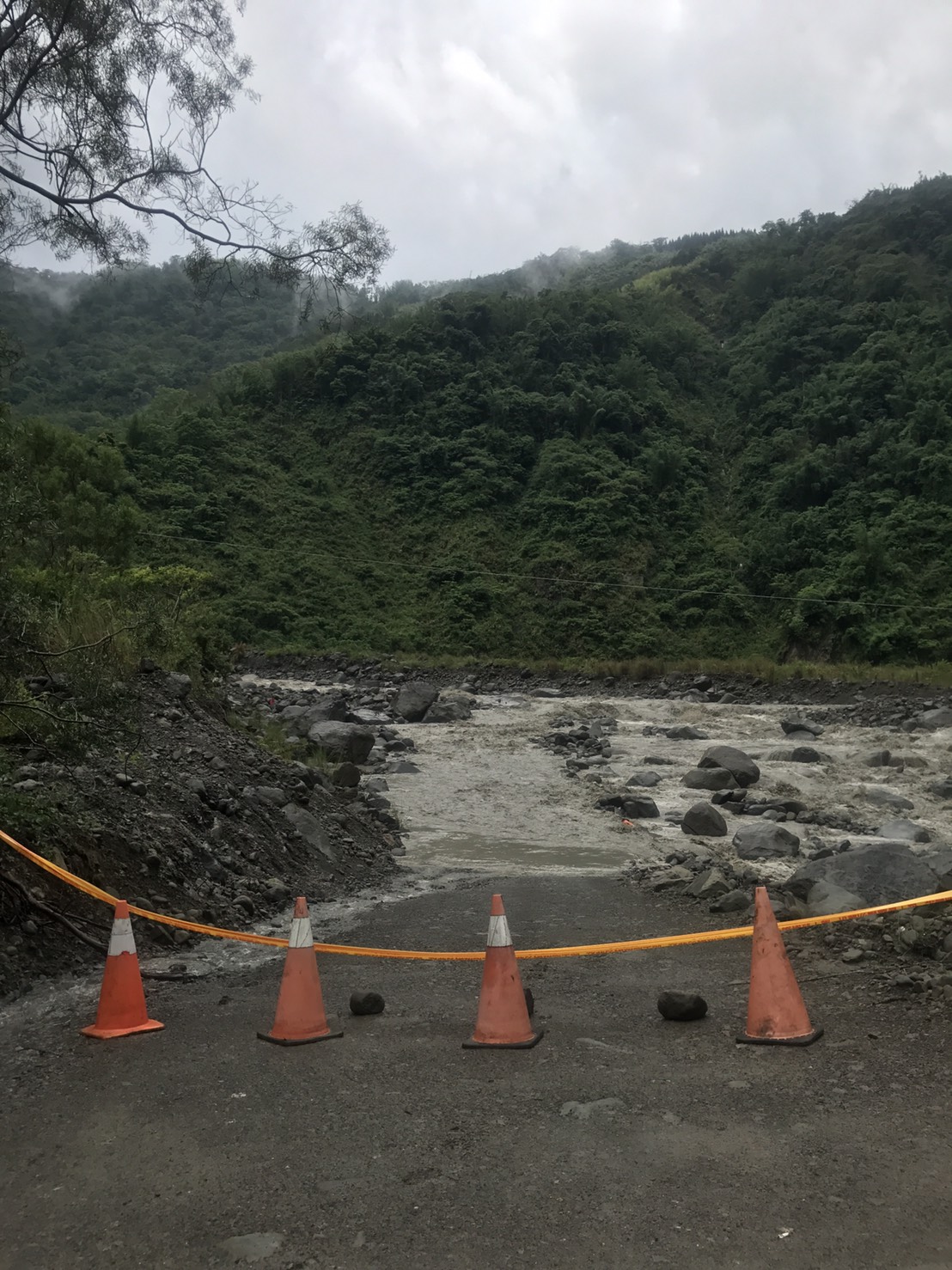 豪雨鋒面滯留北港溪水系週邊，已達一、二級警戒水位，有可能對嘉義縣阿里山、梅山、大林、溪口等山區鄉鎮造成災害，縣政府3日清晨緊急通知上述鄉鎮全數停班停課。 圖 : 嘉義縣政府/提供