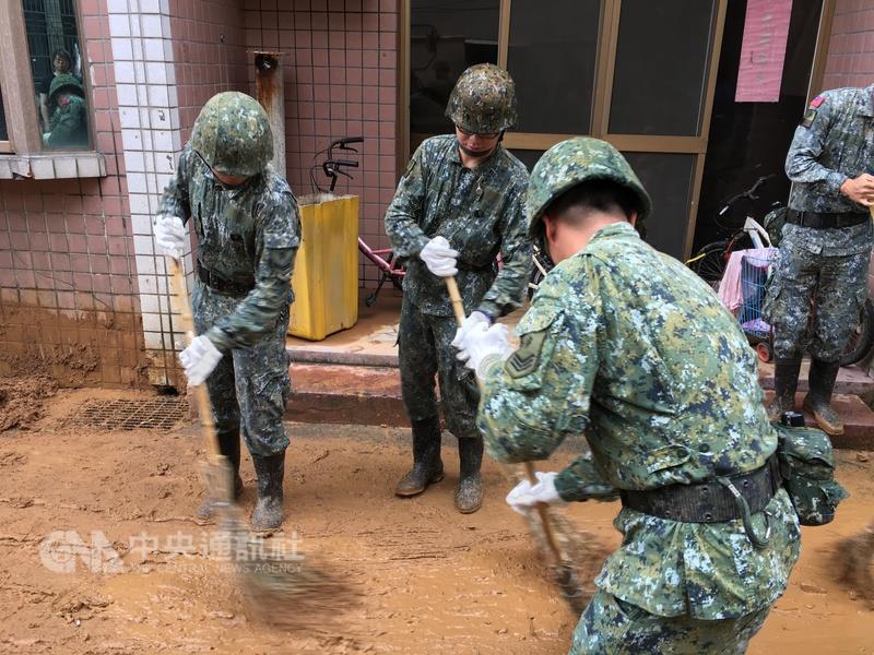 暴雨2日侵襲北台灣，北海岸、基隆等地災情頻傳，目前雨勢趨緩，國軍第三作戰指揮區今天持續投入500人協助進行災後復原。 圖 : 中央社