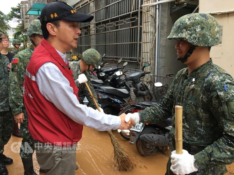新北市長朱立倫感謝前來救災的國軍官兵。 圖 : 中央社
