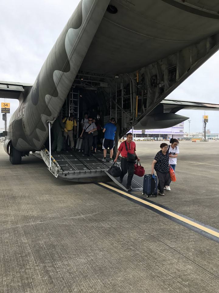 高雄航空站指出，上午10時載運70名旅客從金門至高雄，10時45分降落後立即載運28名旅客返回金門。 圖：翻攝自國防部臉書