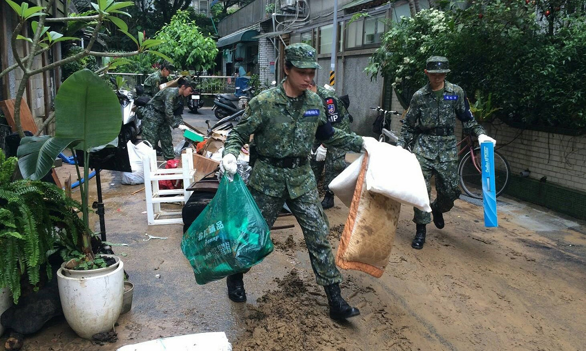 總統蔡英文臉書3日上傳國軍幫忙整理家園照片。 圖片來源：蔡英文臉書