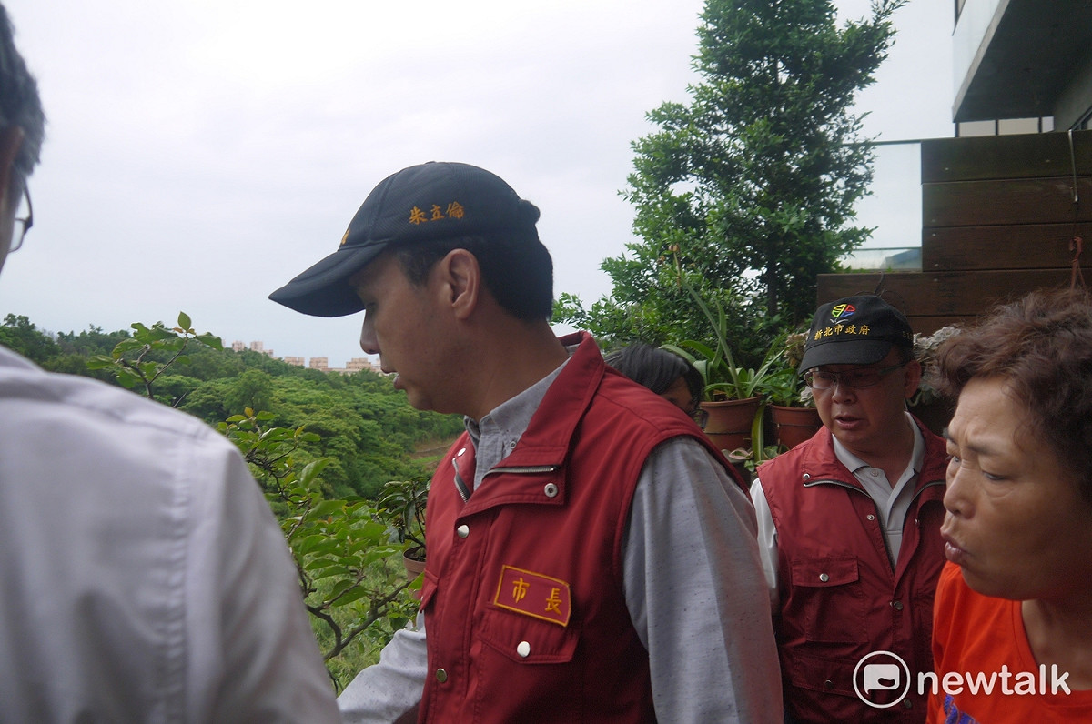 新北市長朱立倫勘查建築地基。 圖：鍾孟軒/攝