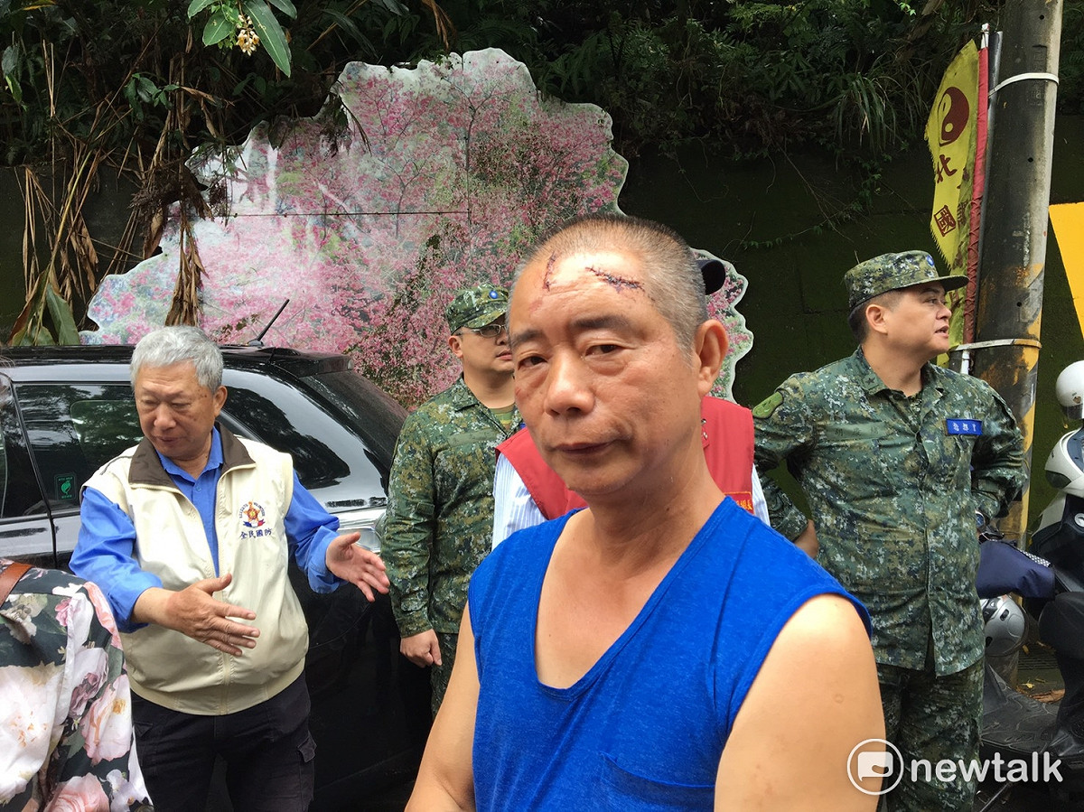茂長里9鄰鄰長冒雨將帆布覆蓋泥土，卻不慎跌倒，緊急縫了20多針。 圖：鍾孟軒/攝