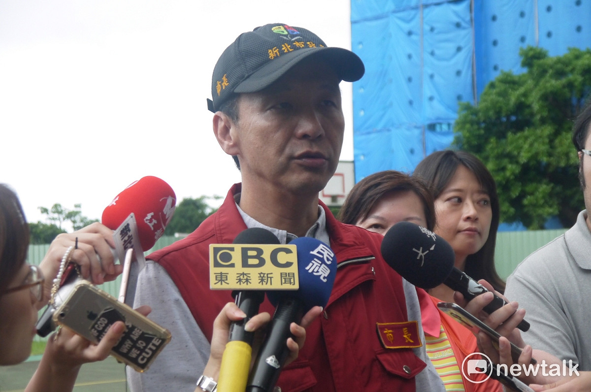 新北市長朱立倫受訪時表示對於受影響的居民感到抱歉。 圖：鍾孟軒/攝