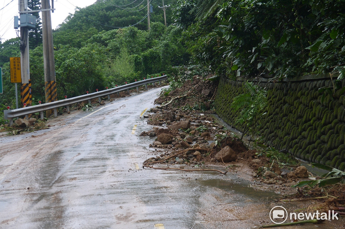 石門區內道路坍方，所幸擋土牆發揮作用。 圖：鍾孟軒/攝