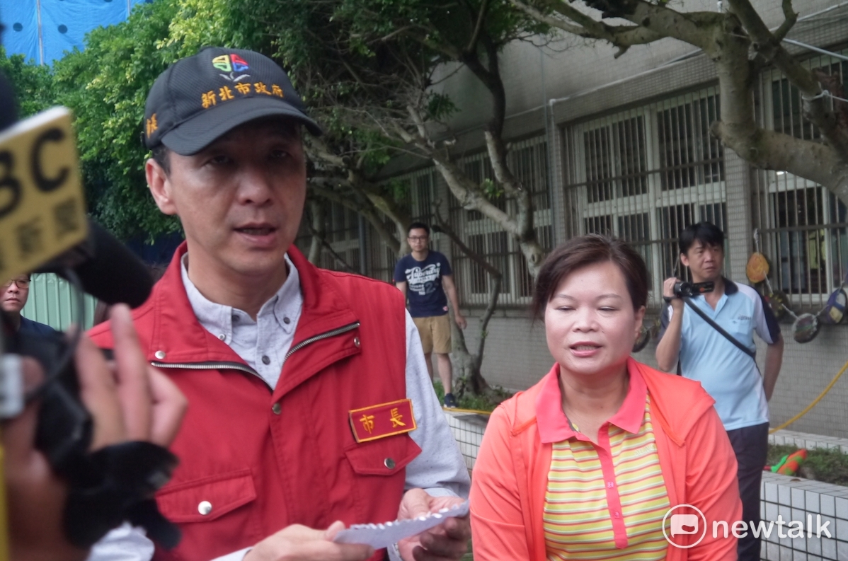 石門國小校長向朱立倫說明災況。 圖：鍾孟軒/攝