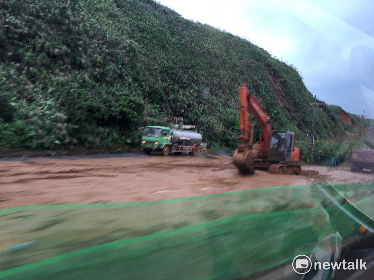 淡金公路石門往金山路段坍方最為嚴重，多處淤泥與積水。 圖：鍾孟軒/攝