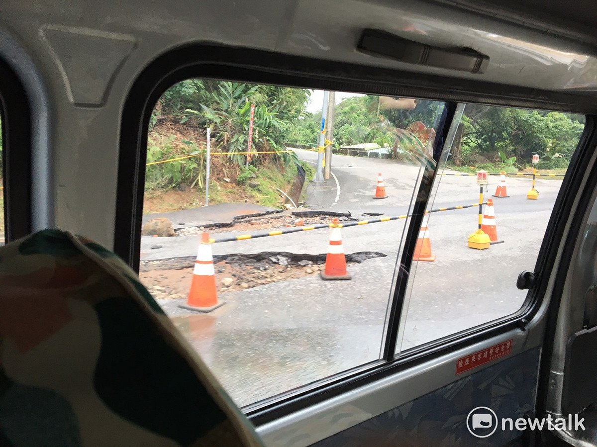 淡金公路石門往金山路段坍方最為嚴重，多處淤泥與積水。 圖：鍾孟軒/攝