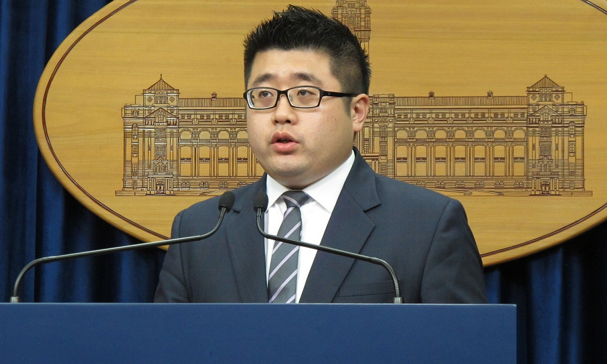 媒體報導慶富副董事長陳偉志面對媒體詢問時，「點頭示意」曾進總統府，對此，總統府發言人林鶴明14日晚間表示，不應由外界恣意解讀，企圖影響輿論。 圖：新頭殼資料照片
