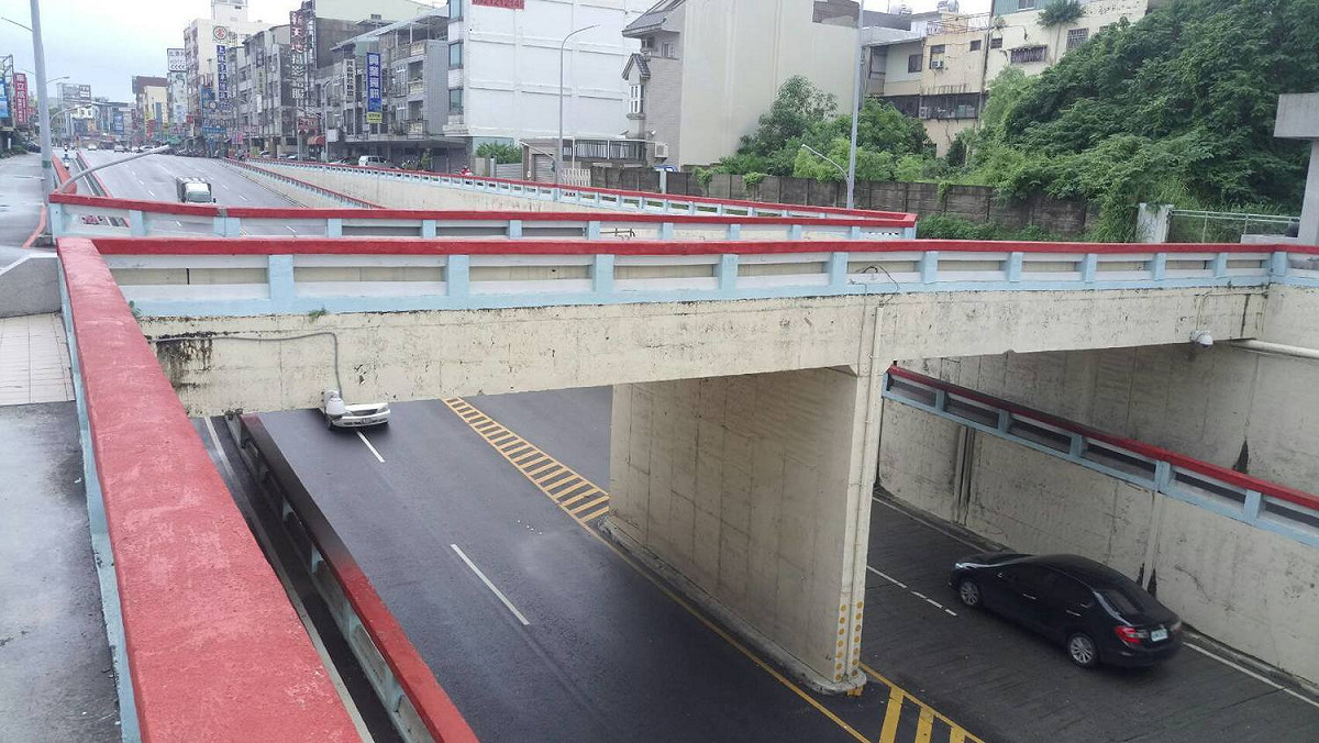 這次豪大雨襲擊全台，嘉義市未出現淹水或積水，市府歸功於雨水下水道清淤有成，圖為過去每逢大雨必淹水的興業西路地下道。 圖：嘉義市政府/提供