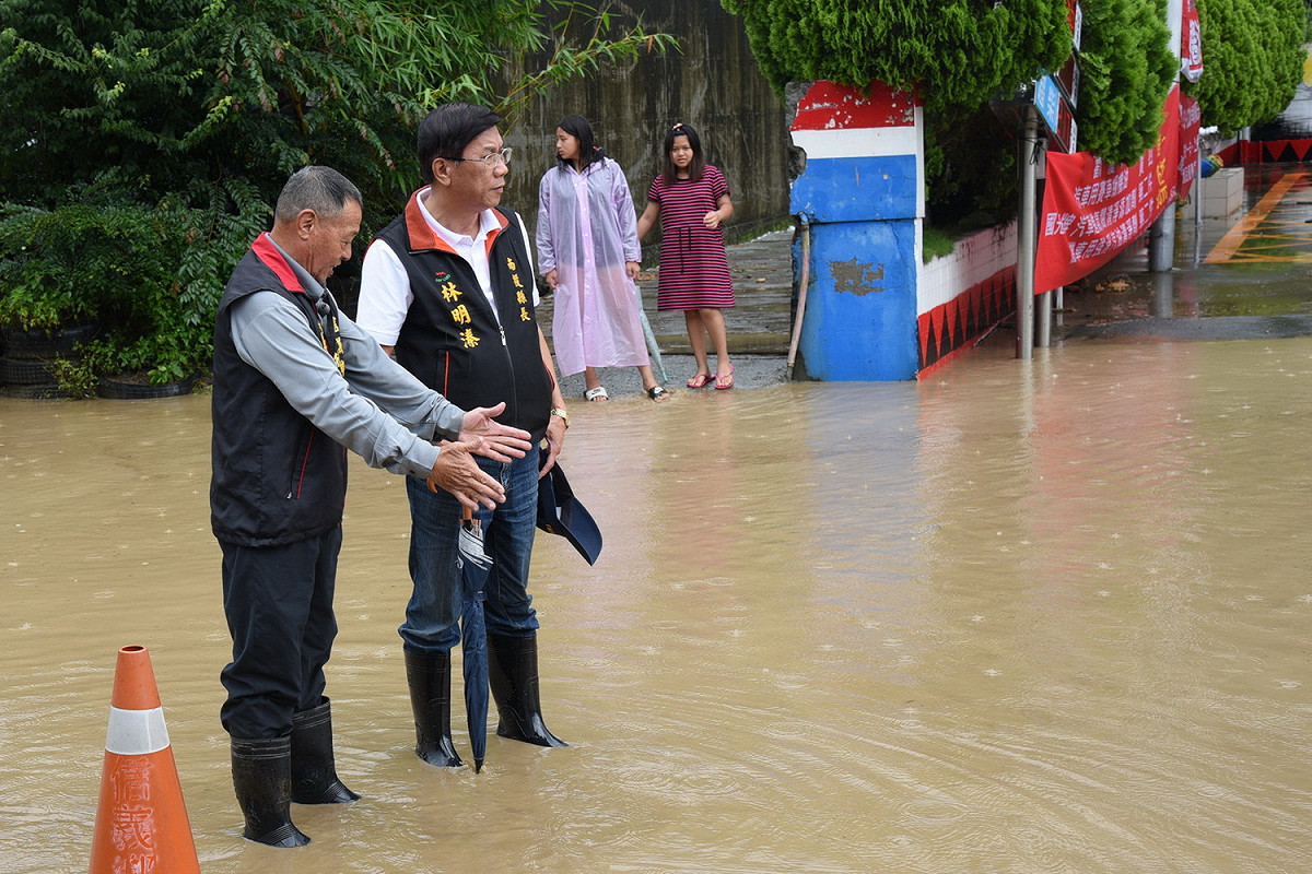 南投縣今 (3) 日下起強降雨，多處地區傳出災情，縣長林明溱特別前往信義鄉明德村勘災。 圖 : 南投縣政府/提供