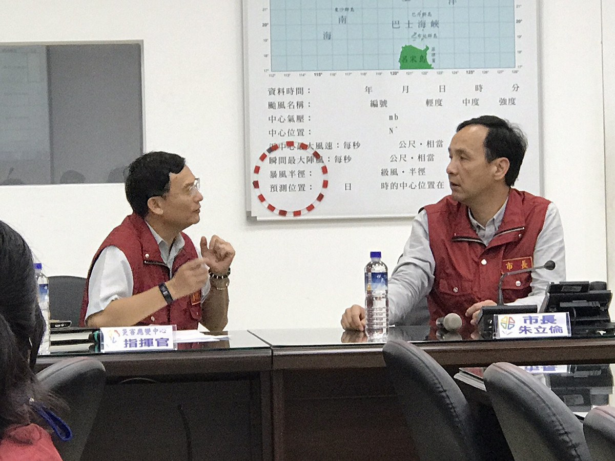 防範豪大雨災情，新北市長朱立倫3號晚間到淡水、八里視察，並聽取簡報。

 圖 : 新北市政府/堤供