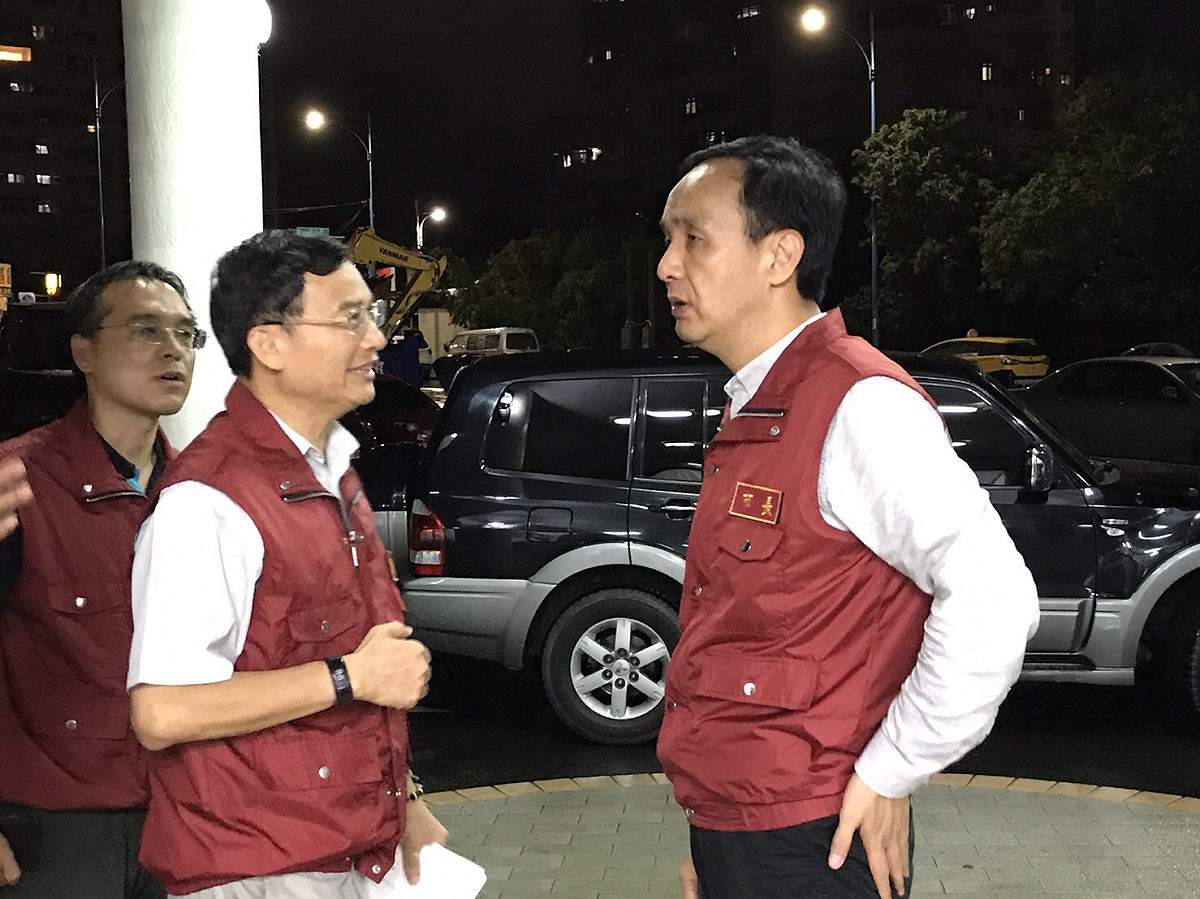 防範豪大雨災情，新北市長朱立倫3號晚間到淡水、八里視察。
 圖 : 新北市政府/堤供