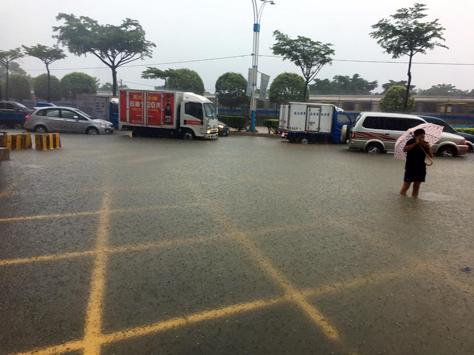 0602暴雨造成淡水地區台2乙線，包括民權路、中正東路與淡金路等主要交通幹道水流成河，氾濫成災，交通大打結塞車 圖:翻攝自侯友宜臉書