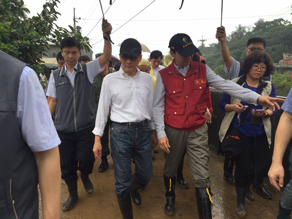 朱立倫今(3)日上午也特別與行政院林全院長提到，希望透過這次淹水做一個徹底檢討，改善整個排水體系與邊坡養護，以免未來因為暴雨與箱涵容量不足，造成淹水的情形再次發生。 圖:翻攝自林全臉書