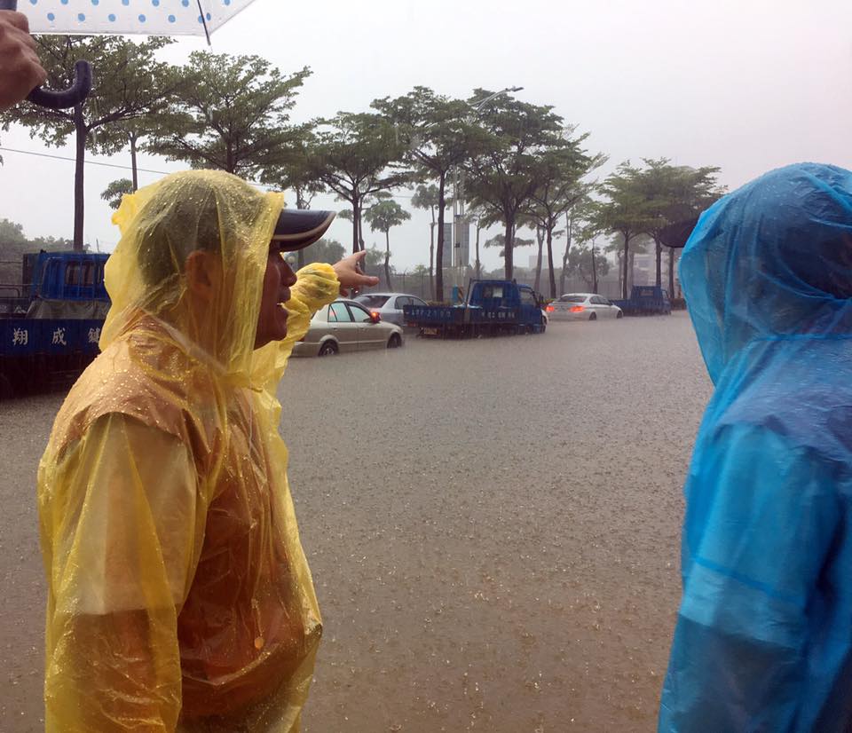 0602暴雨造成淡水地區台2乙線，包括民權路、中正東路與淡金路等主要交通幹道水流成河，氾濫成災，交通大打結塞車 圖:翻攝自侯友宜臉書