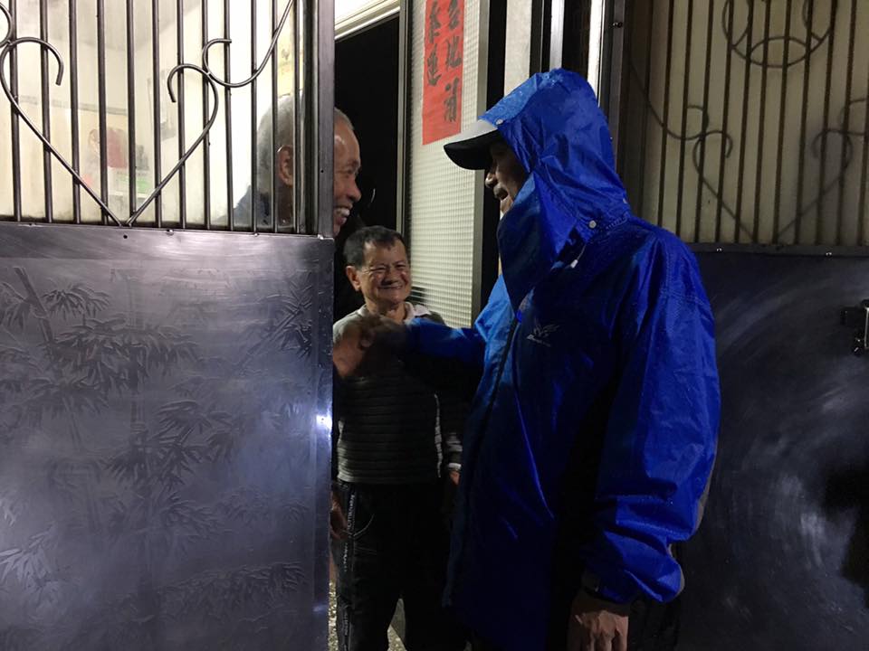3日晚上侯友宜摸黑到聯外道路不通，只能步行的金山永興里，探視災民 圖:翻攝自侯友宜臉書