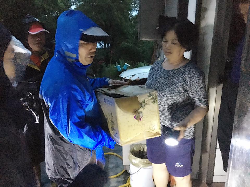 3日晚上侯友宜摸黑到聯外道路不通，只能步行的金山永興里，探視災民 圖:翻攝自侯友宜臉書