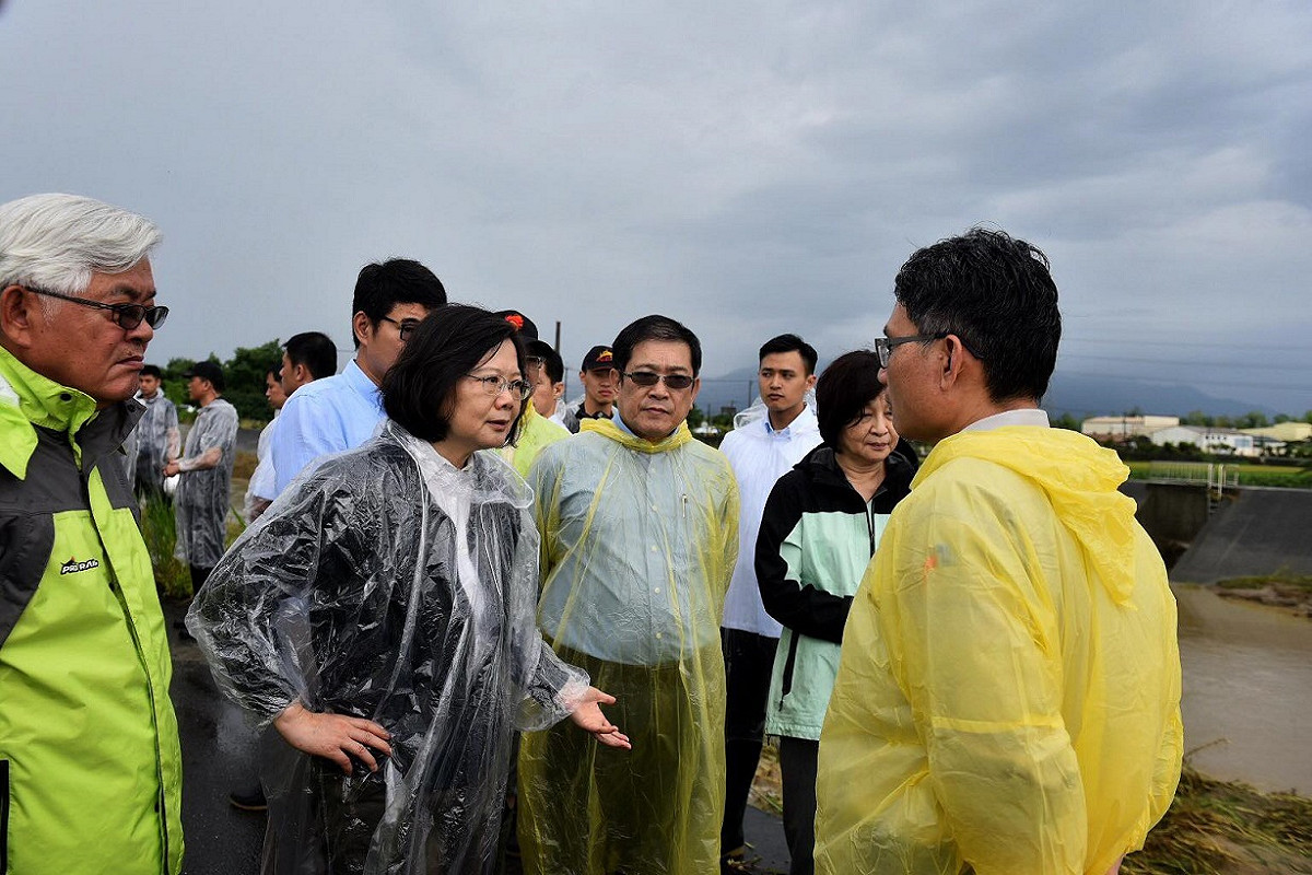 總統蔡英文今天到雲林視察災情，表示面對氣候變遷的挑戰，治水工作不能再等，一定要更加速。 圖：翻攝蔡英文臉書