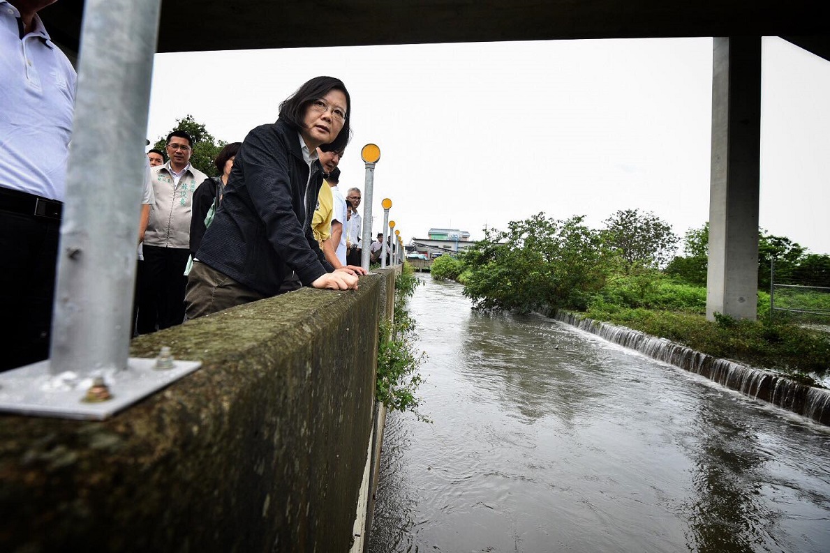 豪大雨造成雲林縣多數溪水暴漲，周邊社區淹水，農損嚴重，所以蔡英文今天分別到石牛溪、大湖口溪勘災。 圖：翻攝蔡英文臉書