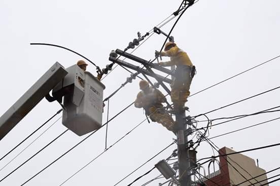 山區停電，台電人員冒著風雨進行搶修。
  圖：翻攝陳菊臉書