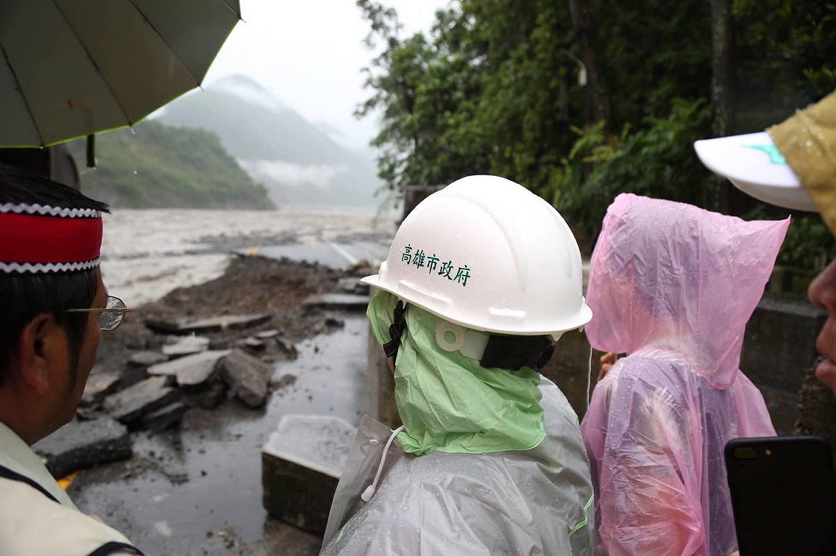 桃源區單一觀測站的累積雨量已超過1300毫米，高雄其他山區也都受豪大雨的侵蝕。高雄市長陳菊一早前往勤和路段勘查道路中斷及92K處房屋受溪流暴漲沖毀的情形。 圖：翻攝陳菊臉書
