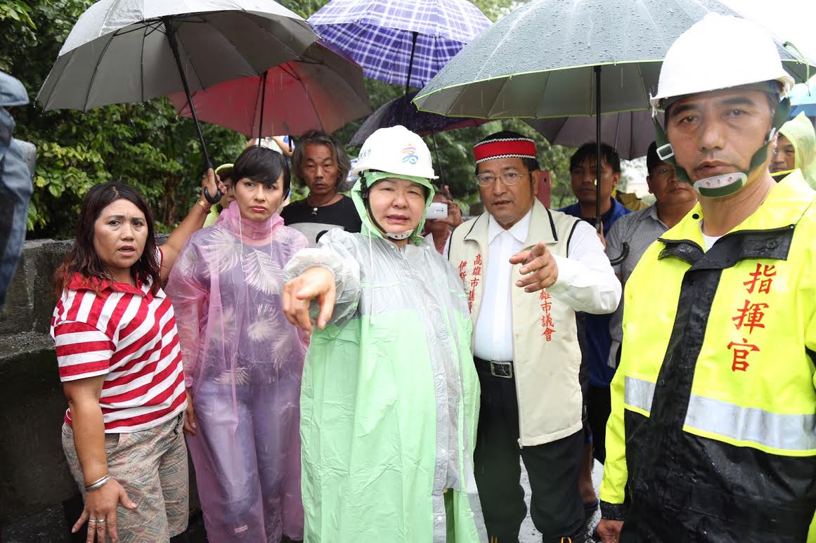 高雄市長陳菊到桃源區災並前往勤和路段勘查道路中斷及92K處房屋受溪流暴漲沖毀的情形，隨後又到勤和部落居民預防性撤離的安置所，確認居民安全及生活所需。 圖:高雄市政府提供