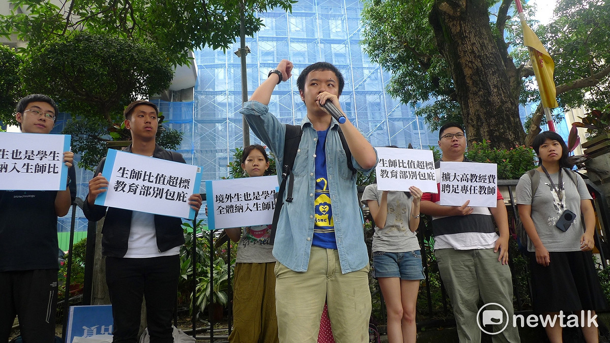 蘇子軒5日質疑，教育部「生師比計算公式」於教師部分納入「教官」，學生部分卻不計入「外籍生」，有「灌水」嫌疑。 圖：汪少凡／攝