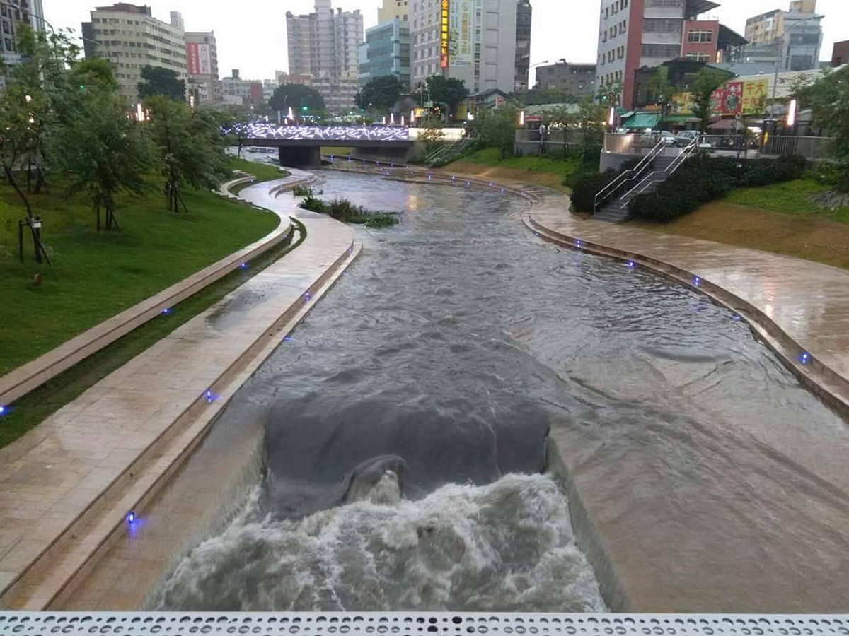 因應第2波梅雨鋒面來襲，台中市柳川中正柳橋至民權柳橋段，自今(12)日19:00至19日06:00河道部分暫停開放。 圖:台中市政府提供