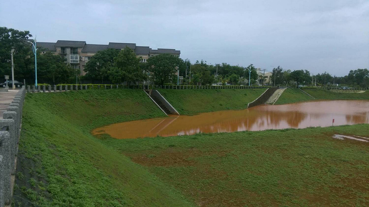 靜宜大學前台灣大道7段側溝改善工程等施作，加上十三寮滯洪池的啟用，解決大雅區忠義里地區淹水問題；在這次嚴厲豪雨的考驗下，順利過關。   圖:台中市政府提供