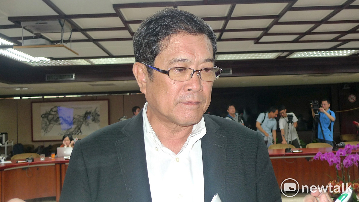 經濟部次長楊偉甫6日表示，過去「徵收費用」成本太高，未來將以「農地變更使用」方式導入「民間廠商投資」，結合「滯洪池」與「太陽能發電基地」產生新商機。 圖：汪少凡／攝