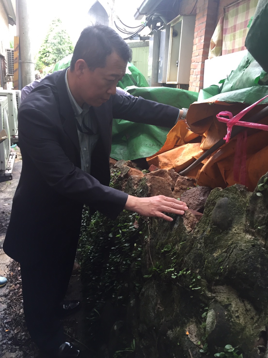文化部次長楊子葆勘查國定古蹟紅毛城圍牆崩塌情形。 圖：文化部提供