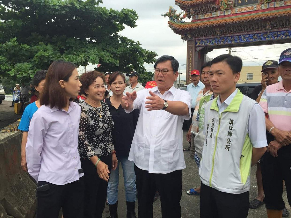 立委陳明文5日到嘉義縣溪口鄉勘查淹水情形。 圖：陳明文服務處/提供