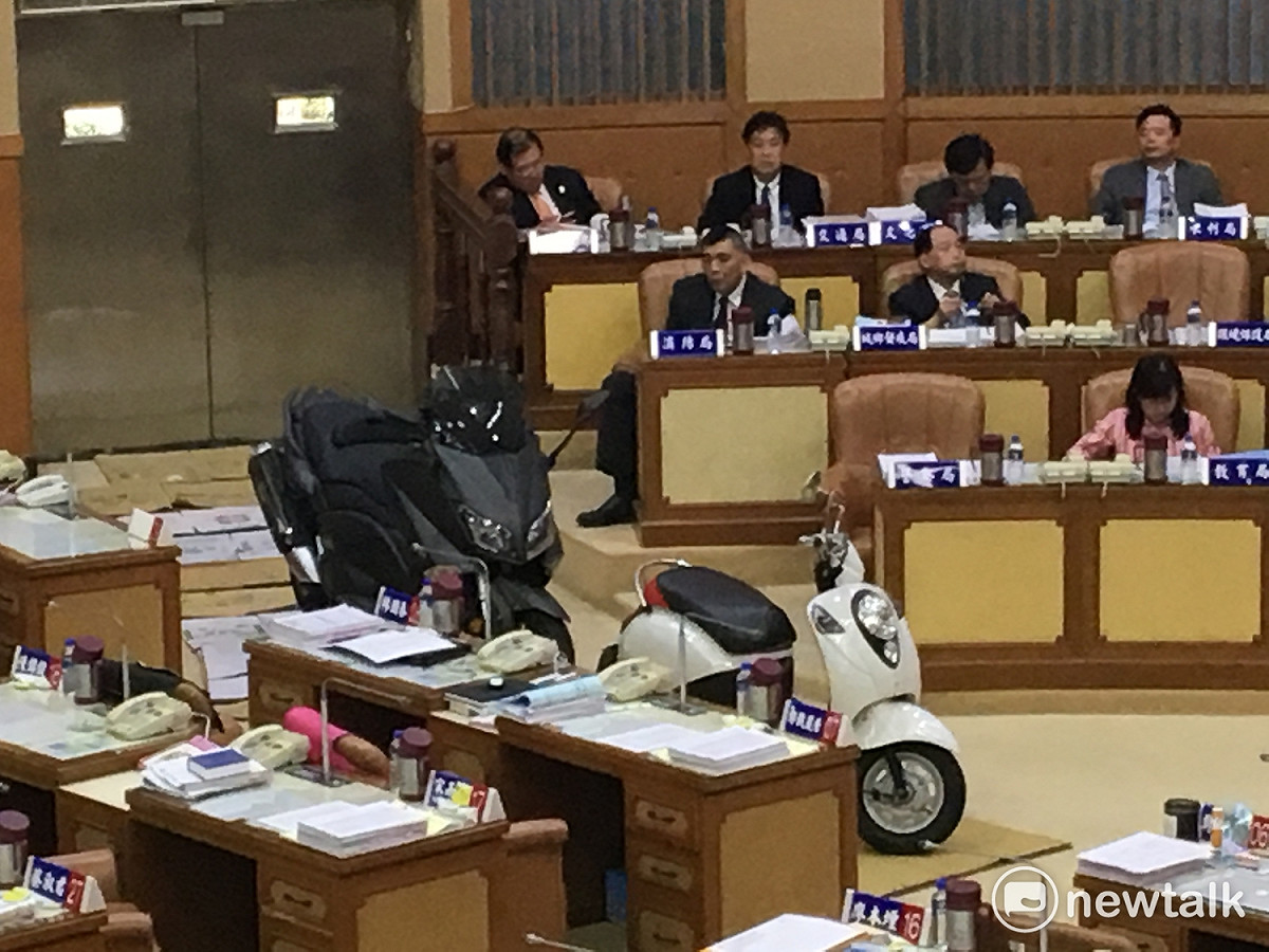 李婉鈺特別牽兩台摩托車進議場，要朱立倫以肉眼辨認哪輛才是違法改裝車或噪音車。 圖：鍾孟軒/攝