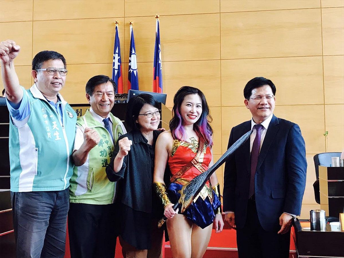 台中市議員賴佳微（右二）扮裝成「神力女超人」，成為議場焦點。 圖：市議員賴佳微/提供