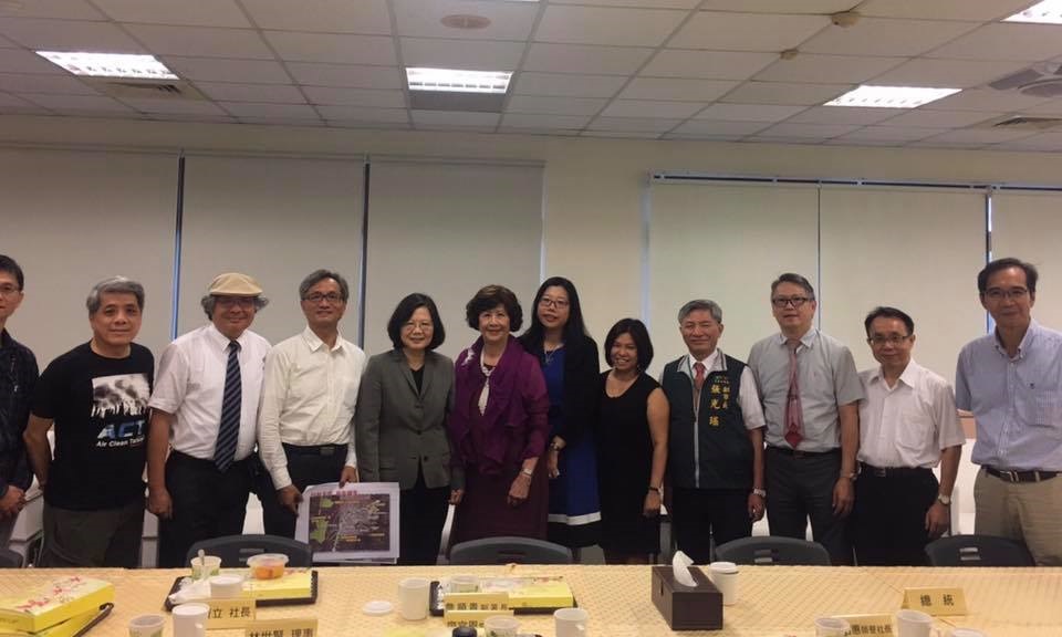台灣中社2日在臉書貼出與蔡總統餐敘討論議題照片。 圖：台灣中社臉書